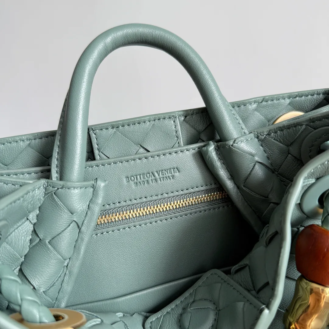 The new Andiamo batch of 3060 BV is shipped‼ ️The classic intercciato weaving process is used to create a soft bag, the metal knot is made of micro-cast aluminum using jewelry technology🪢, and the decorative beads are made of metal and hand-polished oak, allowing you to jump repeatedly between elegance and fun💃, making it unpredictable. Classic and versatile, it shows off your temperament, and the bag has a large capacity, making it very convenient for daily commuting! It has a variety of carrying methods, the shoulder straps can be adjusted by yourself, the original lambskin feels soft and delicate, and the unisex style breaks gender boundaries and brings a more practical and long-lasting use experience. The Andiamo, which has both elegant and casual styles, perfectly interprets the "fashionable old money style". Style No.: 743568+Wood Hardware Color: Aloe Green Size: 25*22*10.5cm